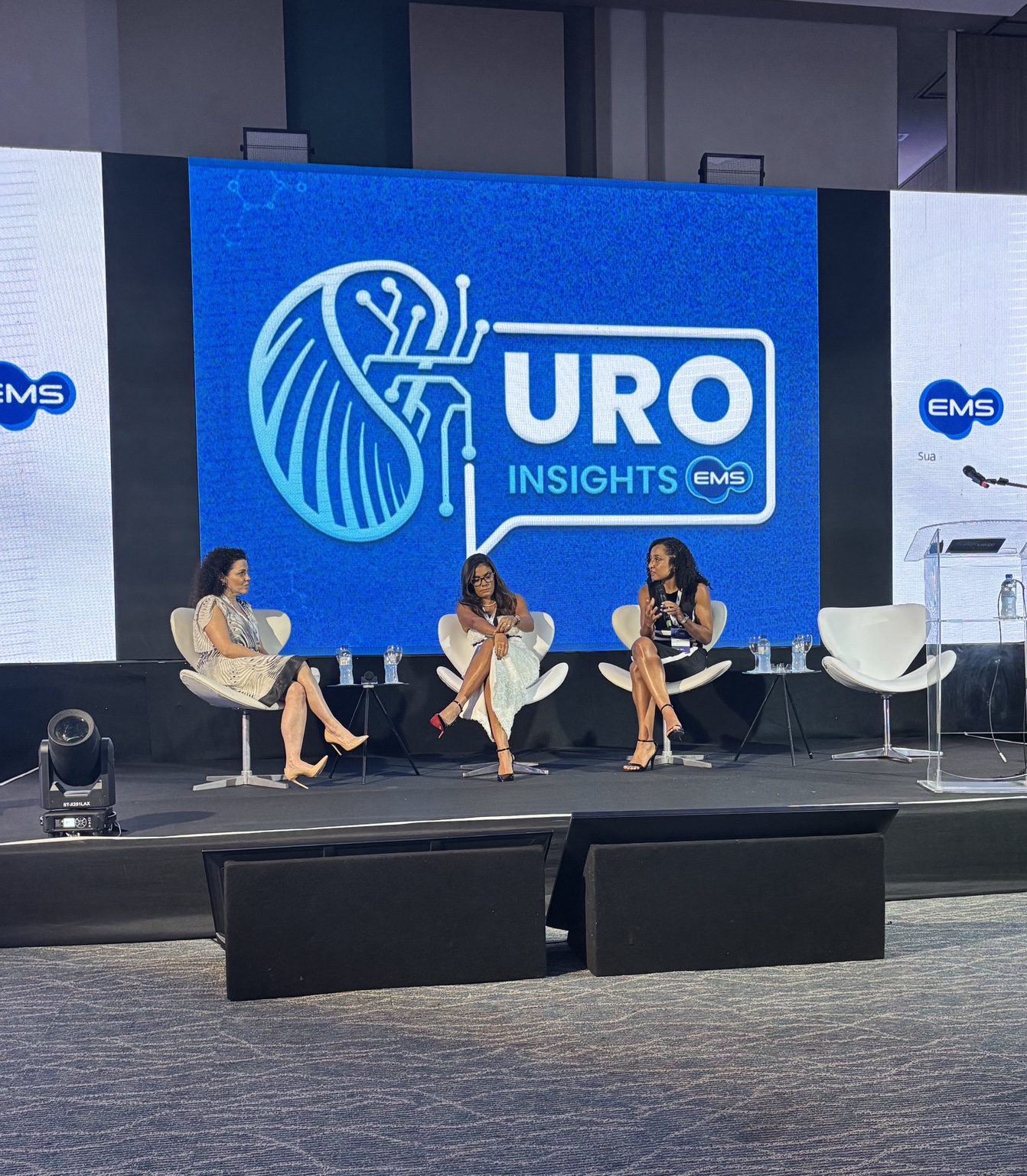 Dra. Lana Moreira em discussão científica em congresso